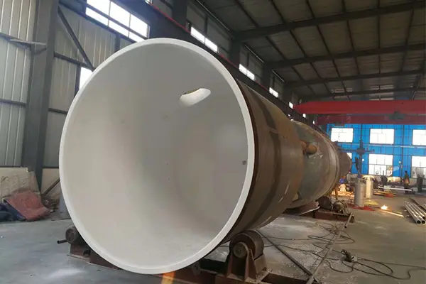 ما الذي يجب على المهندسين تقييمه قبل اختيار المعدات المبطنة بـ PTFE؟